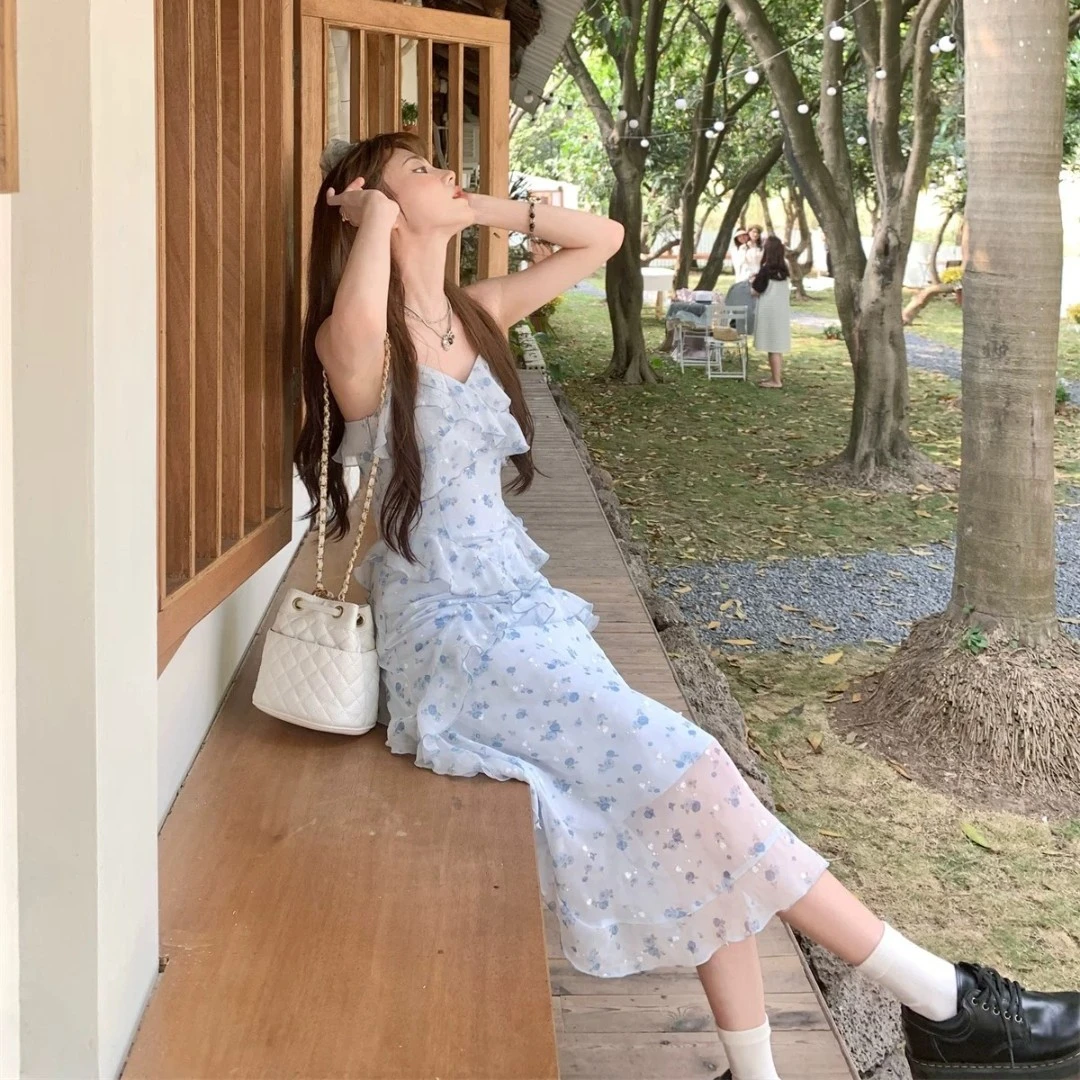 越韩小鱼【3月新品】清冷感!! 蓝碎花荷叶边吊带连衣裙夏收腰显瘦