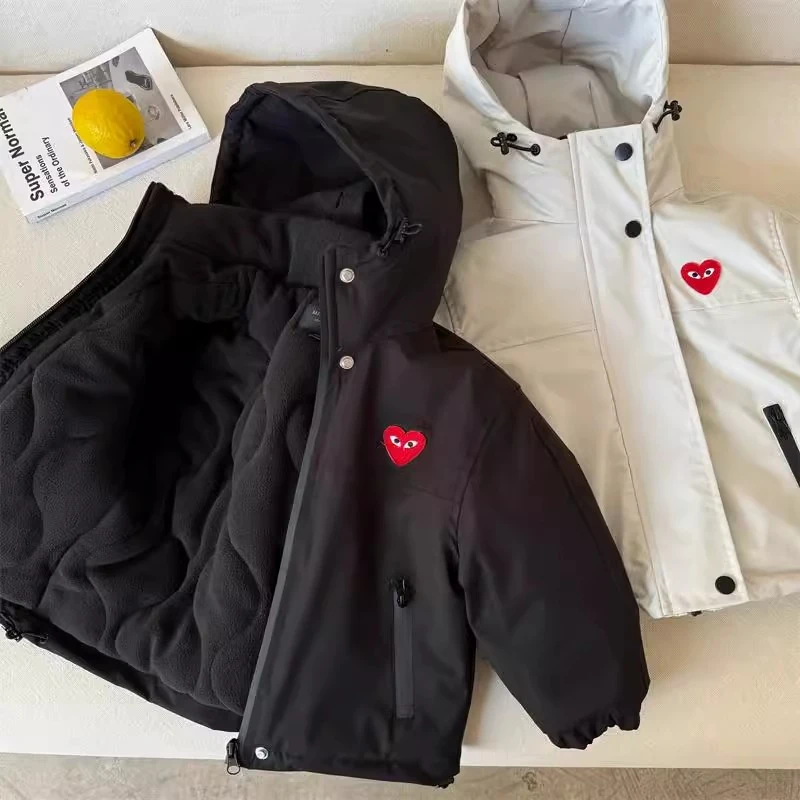 辰妈儿童外套24冬男女童爱心潮牌连帽冲锋衣宝宝加绒加厚风衣棉服