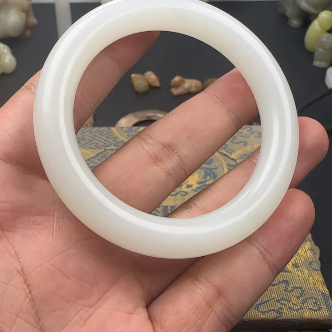 和田玉颈饰未镶嵌与**徒