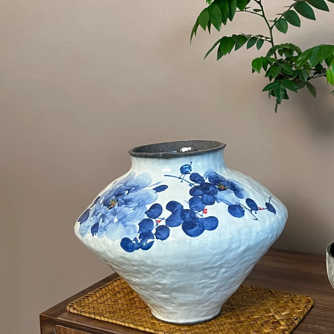 景德镇手绘艺术感花瓶（青花牡丹飞碟高23 口12）