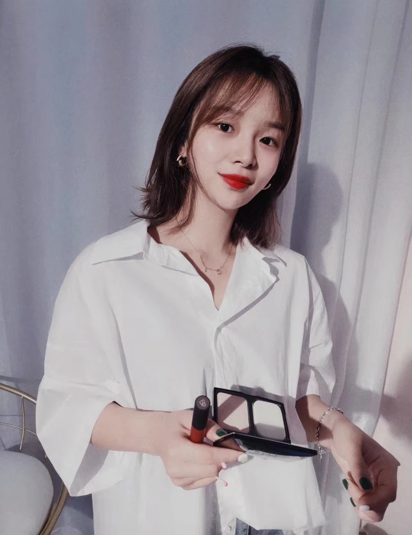 新款时尚宽松版显瘦白色衬衫