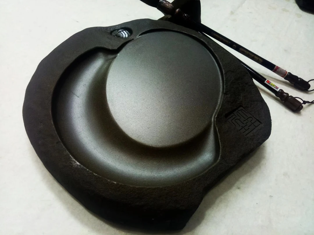 新疆泥砚，质地坚硬细腻，美观大方，保留部分原生态。实用性非常好