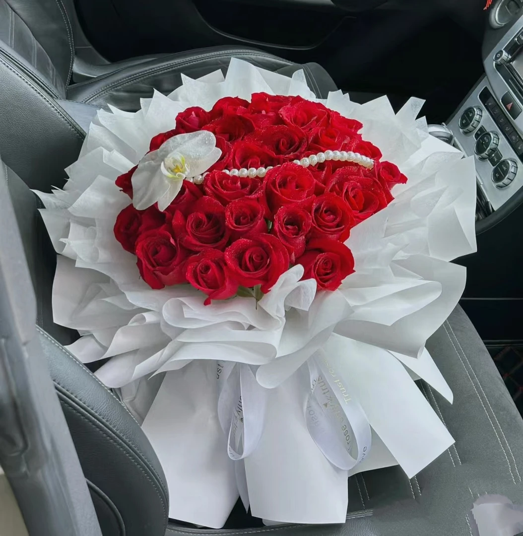 胭脂雪-33朵红玫瑰黑纱包装皇冠鲜花生日鲜花花束鲜花礼物鲜花送女友老婆鲜花送货上门花