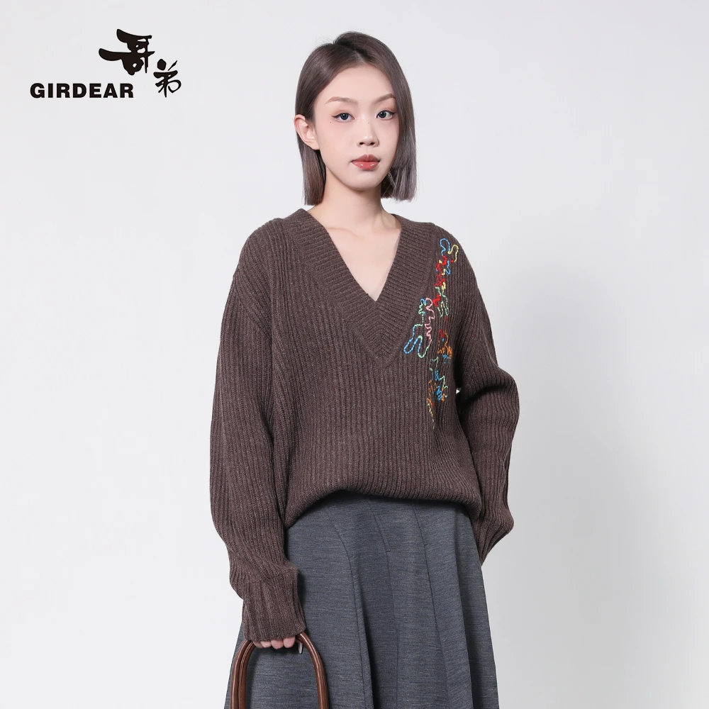 哥弟秋冬新款经典大地色系多巴胺字体绣花宽松V领套头毛衣1399765