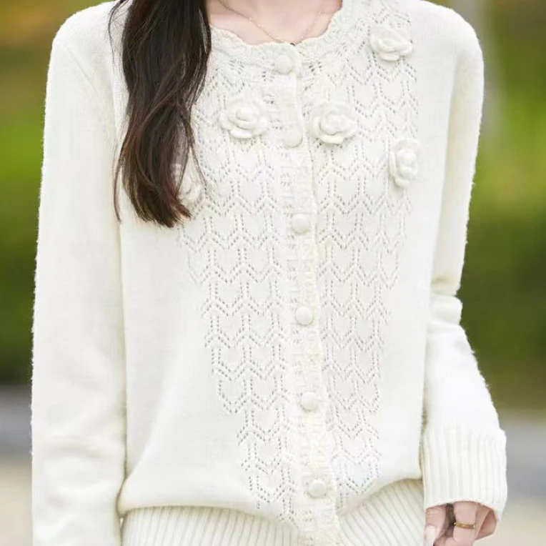 圆领立体勾花纯色镂空开衫