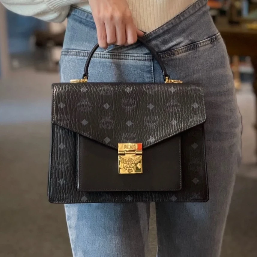 95新 MCM MCM 黑花中号邮差包 单肩包 9448150