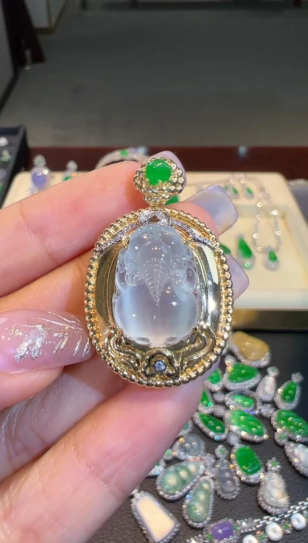 【闪购商品】翡翠吊坠(不含链)18K金镶嵌翡翠