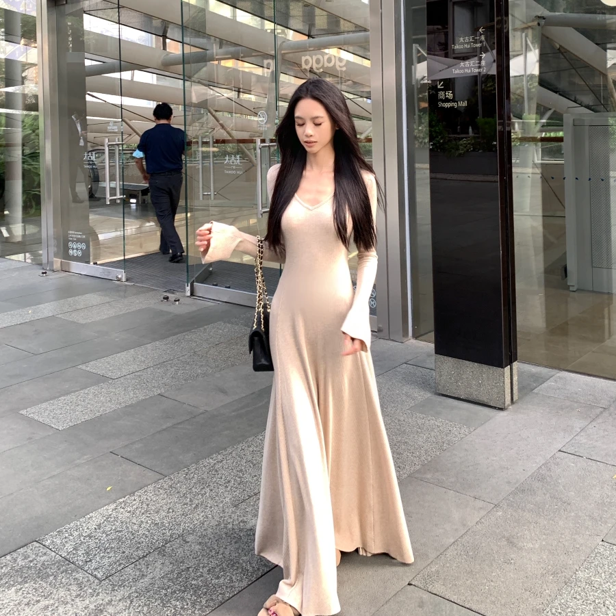 秋冬新款针织V领温柔风A字大摆长袖连衣裙女修身显瘦时尚长款裙子