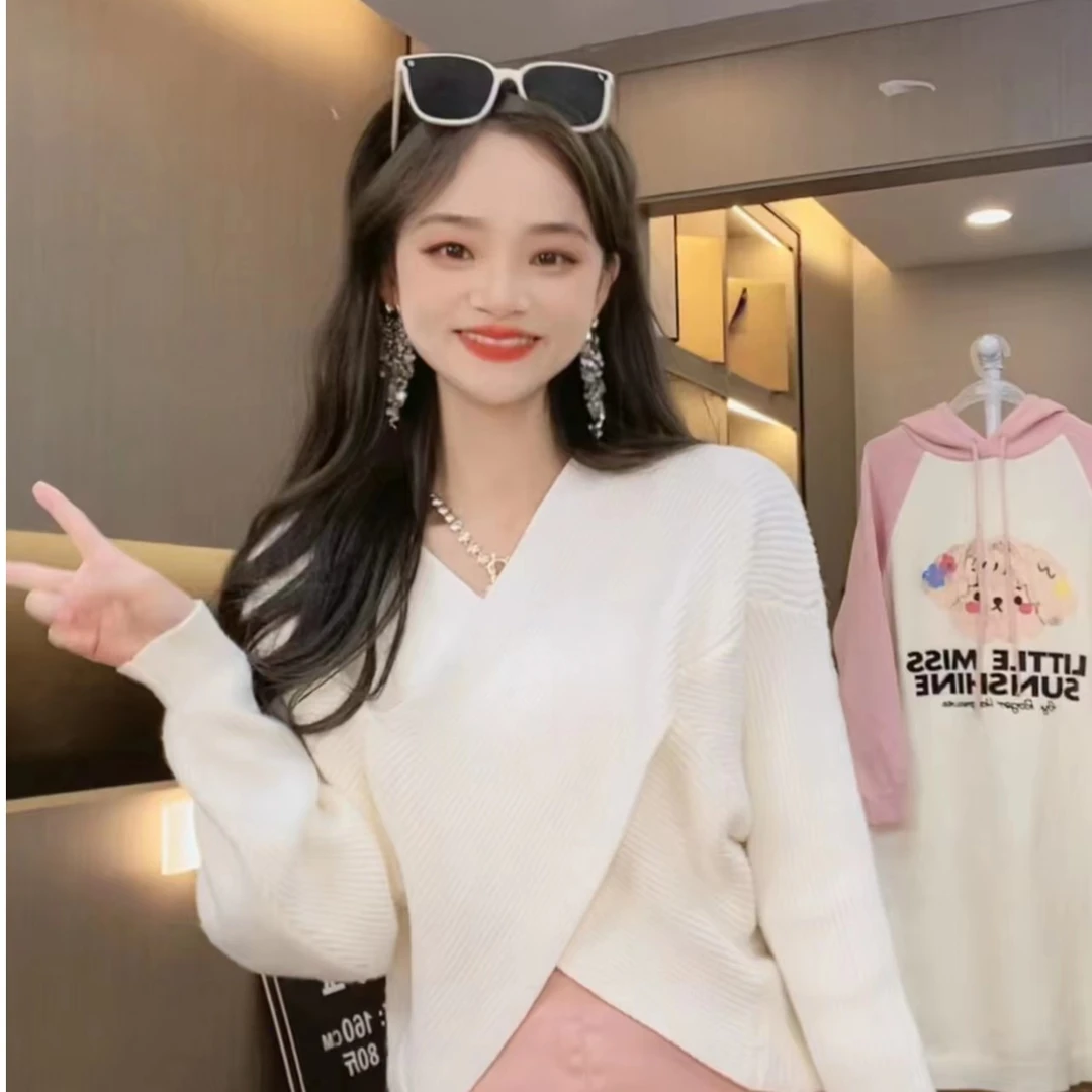 【秀宝女装】设计款不规则V领露锁骨交叉套头针织毛衣XB7873