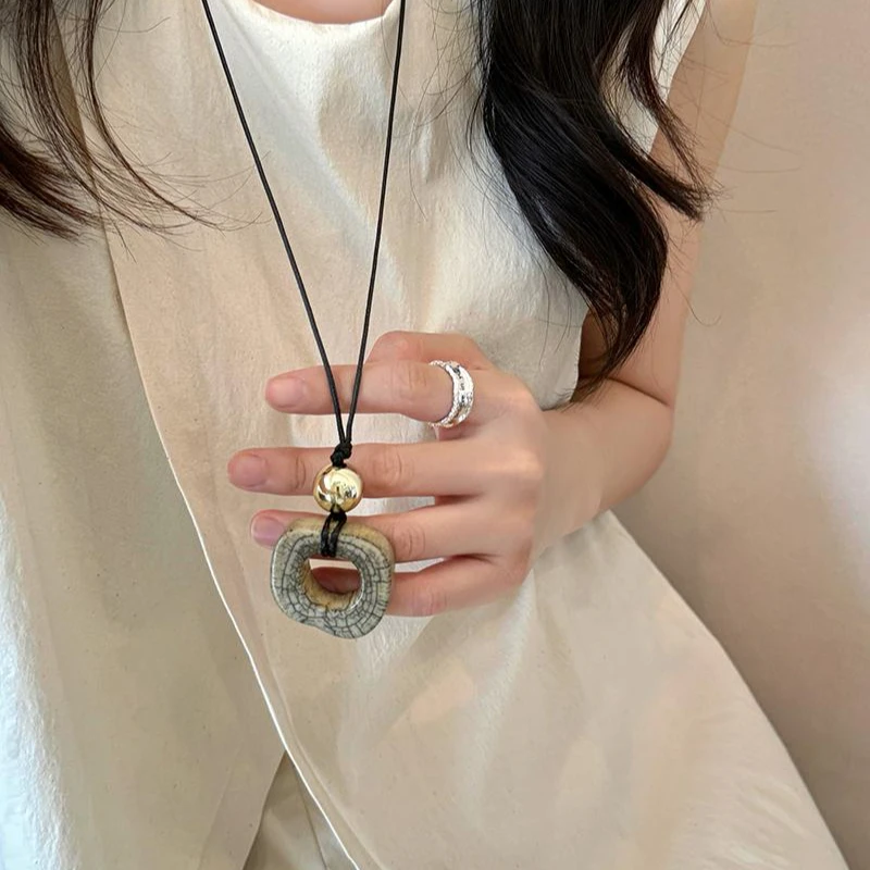 非金属皮质项链 骨骨吊坠项链女小众设计感长款毛衣链配饰C66