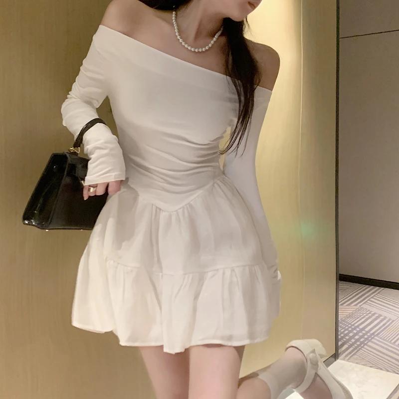 一字肩露肩气质连衣裙法式小众挂脖修身显瘦小黑裙女早秋长袖包臀