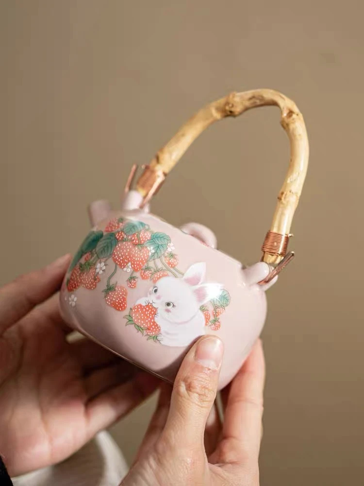 粉色汝窑草莓兔提梁壶陶瓷轻奢办公家用旅游泡茶开片可养