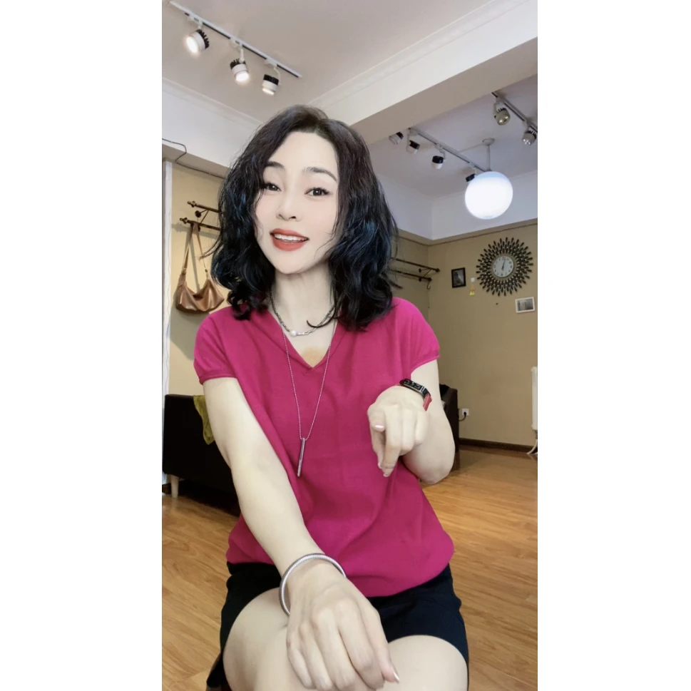 《妮推荐》艾妮夏款简约百搭小盖袖韩版纯色V领超显瘦针织衫9919