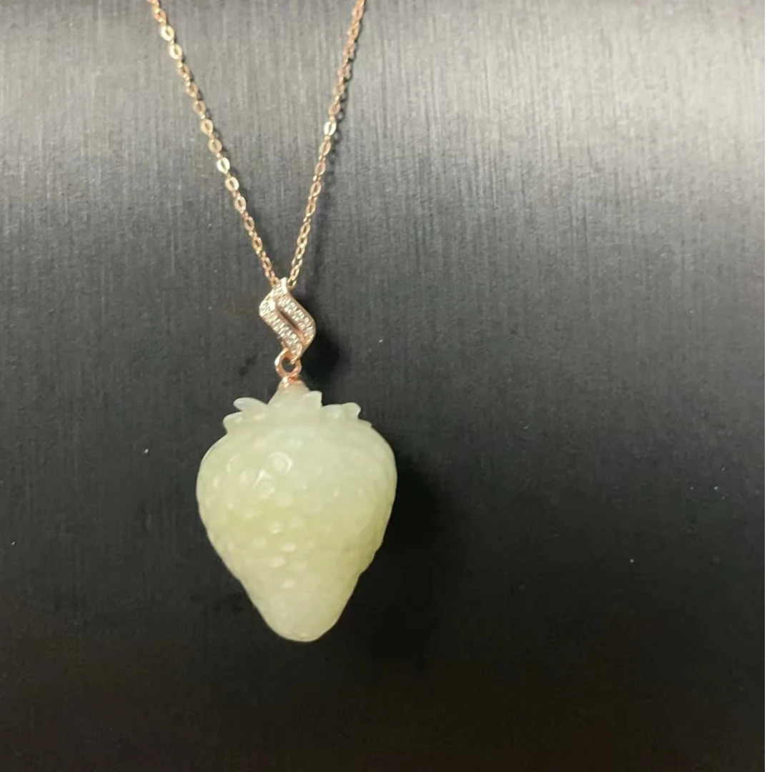 和田玉草莓女款个性吊坠