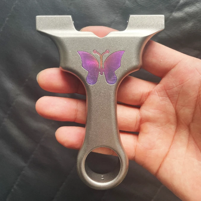 钛合金蝴蝶龙齿快压免绑秒上皮筋扁皮大威力户外射击竞技玩具弹弓