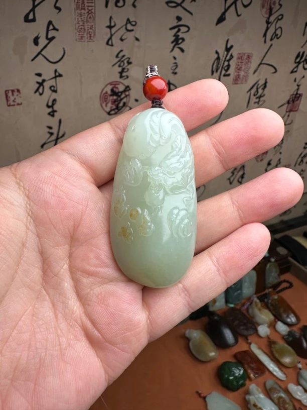 龙行天下48克，新疆和田玉，青白，翠青籽，洒金皮，老熟油润，可挂可把