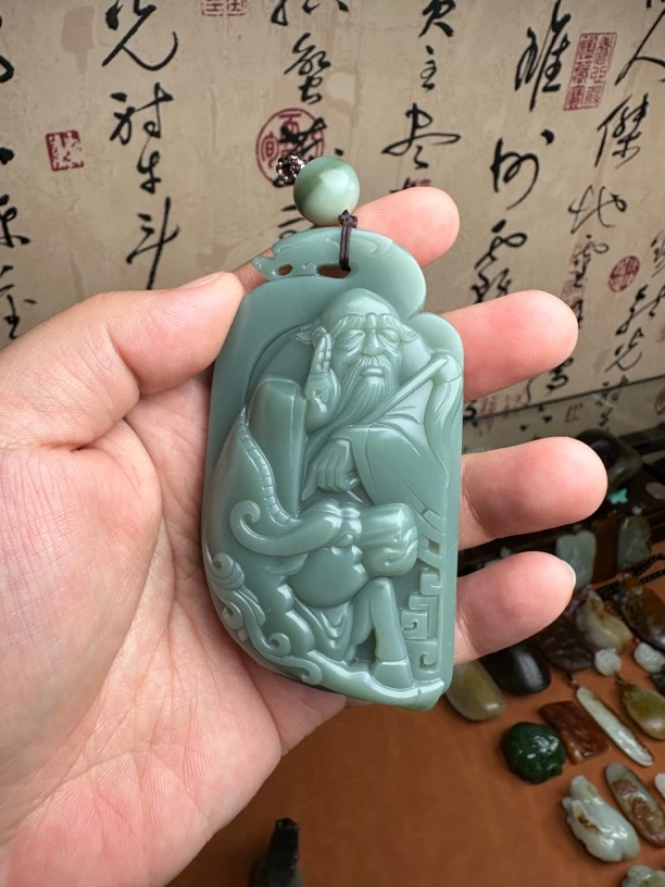 老子出关160克,新疆和田玉沙枣青,红沁皮糖皮细腻熟糯无结构,手把