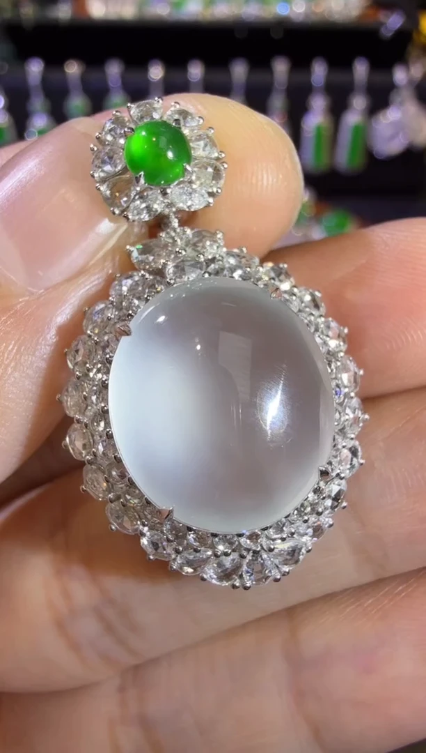 【闪购商品】翡翠吊坠(赠链)18K金镶嵌玻璃种鸽子蛋吊坠