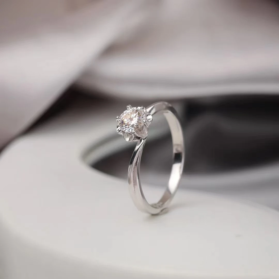 925银莫桑石戒指 小桃醉扭臂镶嵌时尚S925银实心莫桑石女士50分