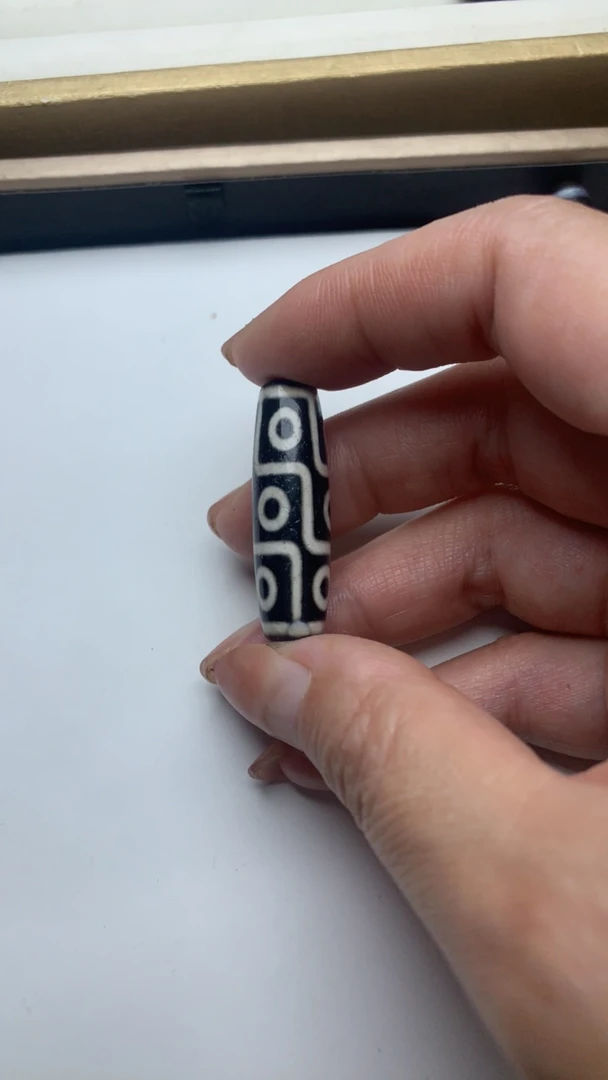 玛瑙珠黑白折线九眼适合任何生肖佩戴为尊贵的象征