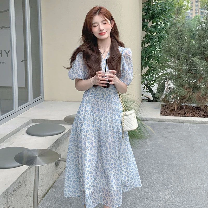 2024年蓝色碎花连衣裙女夏季新款法式温柔气质清新收腰显瘦v领裙