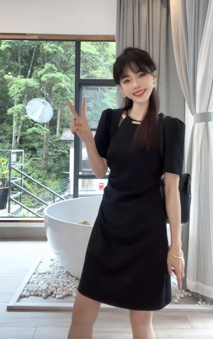 诗诗严选-设计感露肩挂脖连衣裙ins夏季气质收腰显瘦小黑裙238116