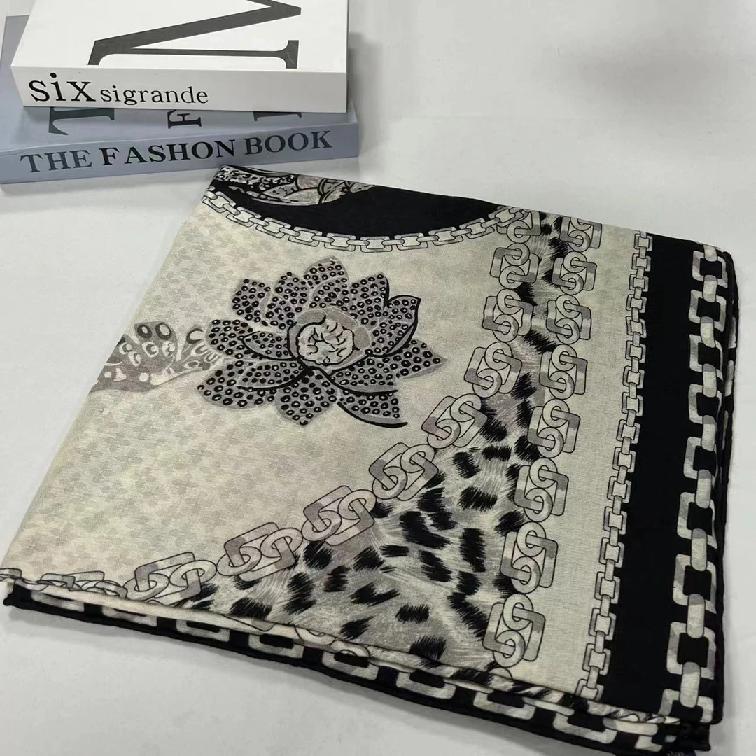 140丝毛方巾-豹纹黑白链 色织提花135cm