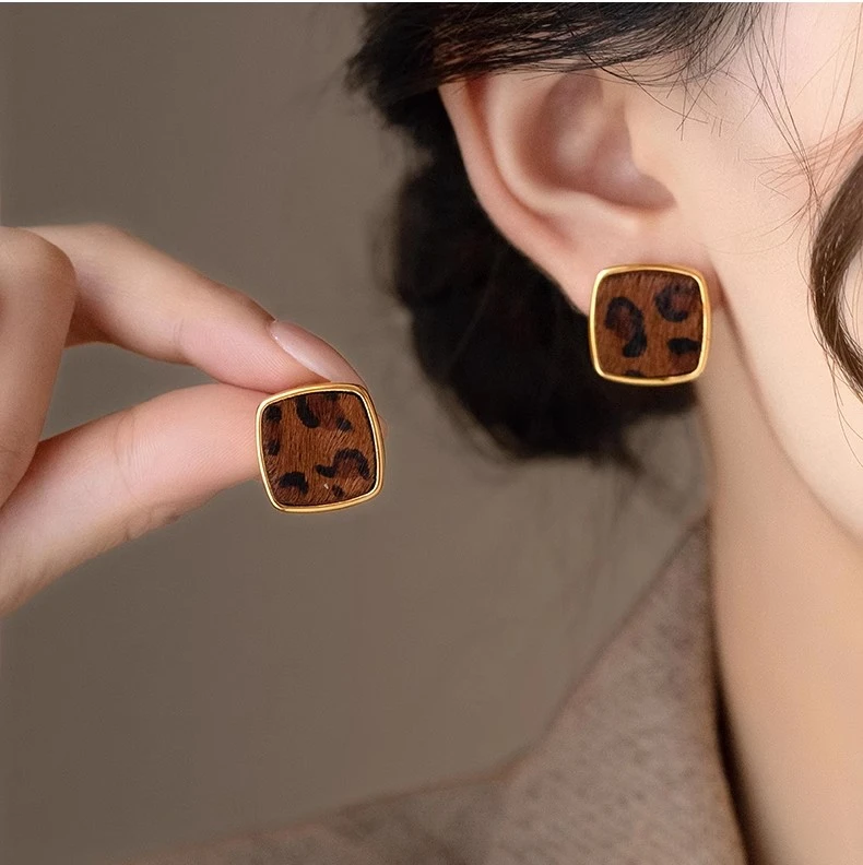 铜合金耳饰 复古豹纹小方块耳钉女秋冬气质耳环2024新款爆款耳饰