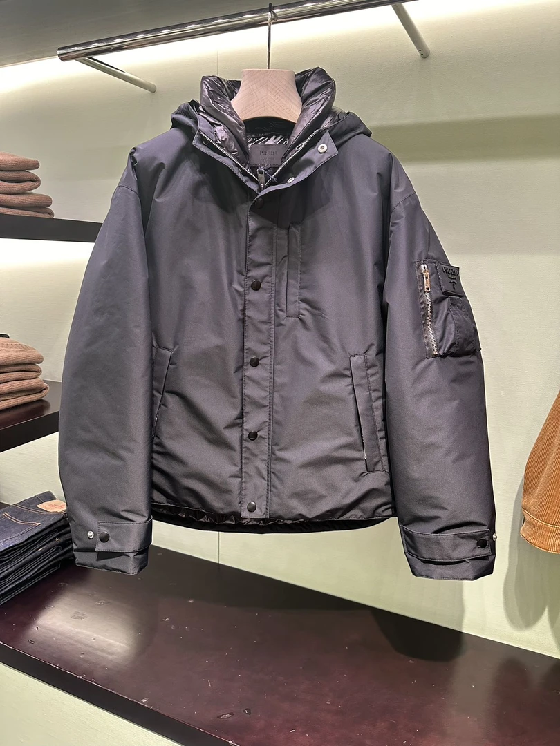 未使用 Prada/普拉达 亮面秋冬羽绒服短款保暖外套