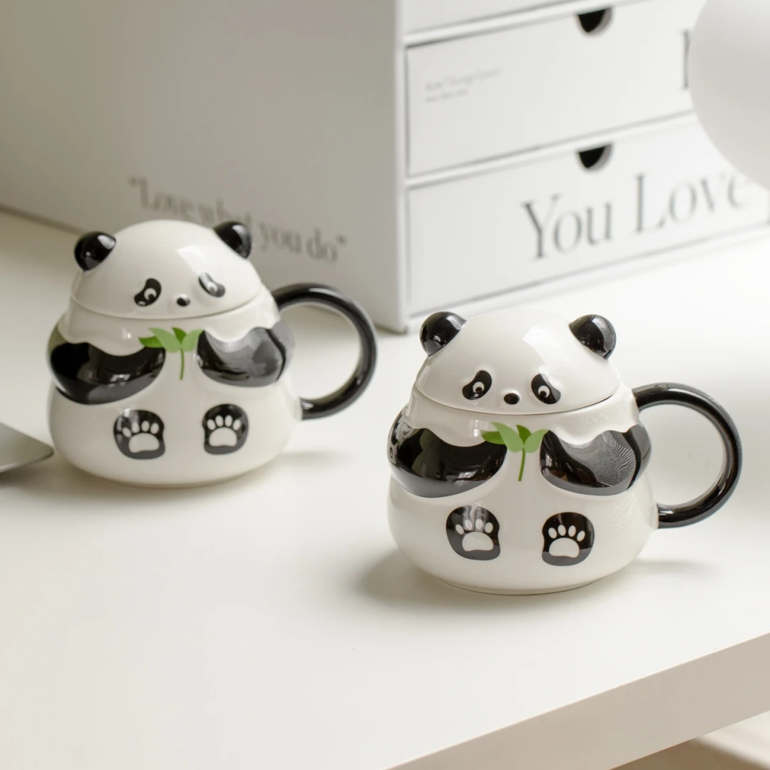 釉下彩手绘可爱卡通熊猫造型450ml大容量陶瓷马克杯茶杯带盖