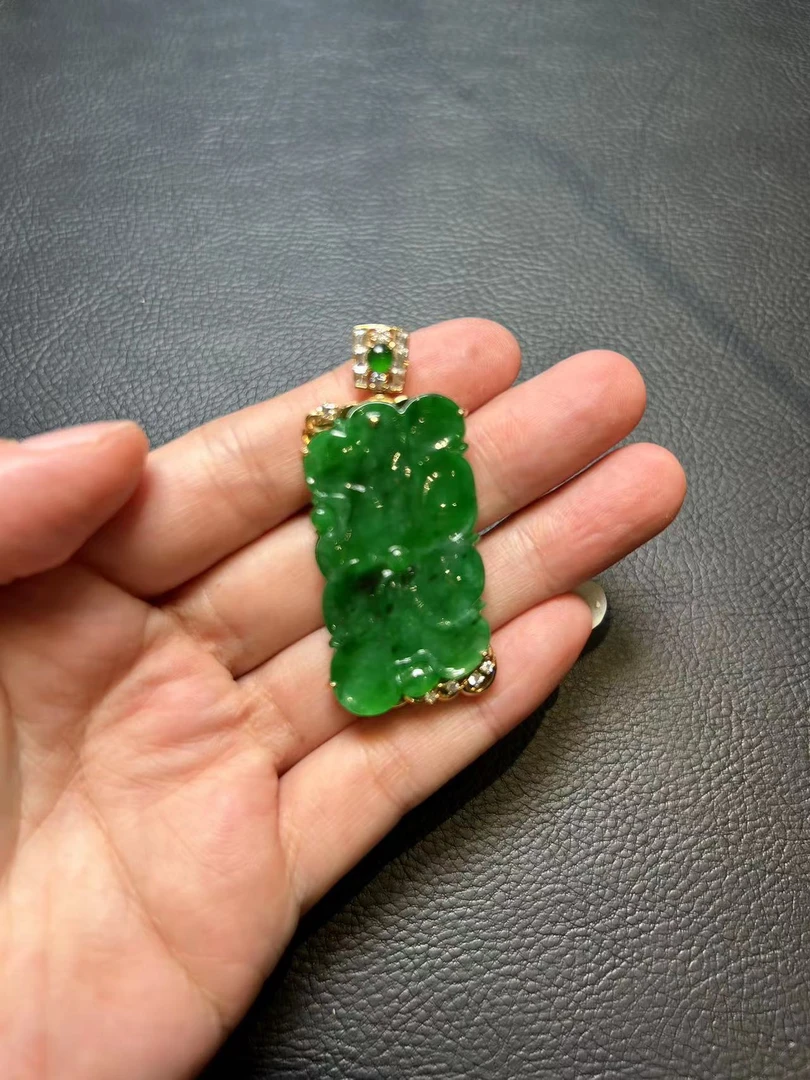 缅甸天然翡翠挂件