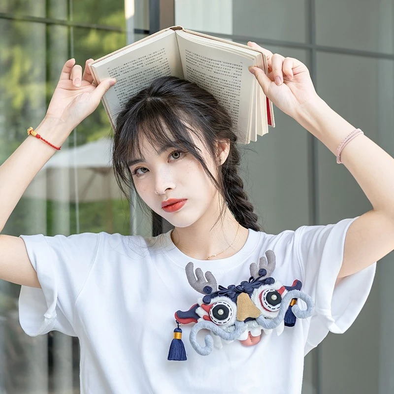 芽小七原创小众设计感手工舞龙2021年新款潮可爱胸针挂饰别针饰品