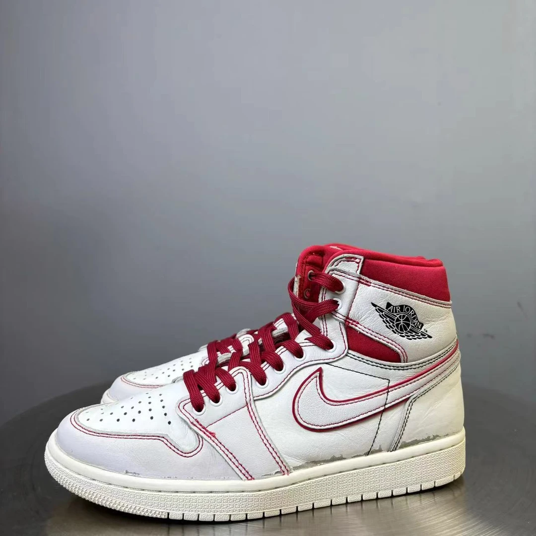 42码 AJ1兔八哥白红板鞋 (鞋边掉漆)非原盒 9新 市场价2300