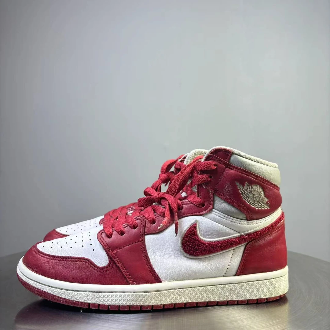 41码 AJ1摇粒绒灰白红球鞋 非原盒 9新 市场价1300