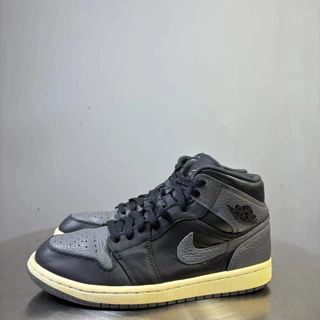 41码 AJ1黑深灰球鞋 非原盒 9新 市场价3000
