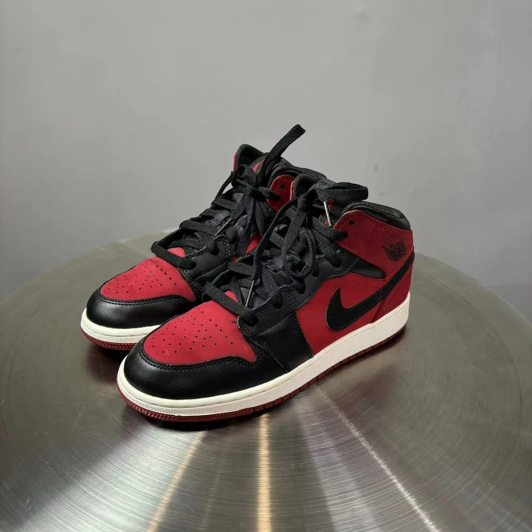 38.5码 AJ1Mid黑红球鞋 非原盒 85新 市场价1000