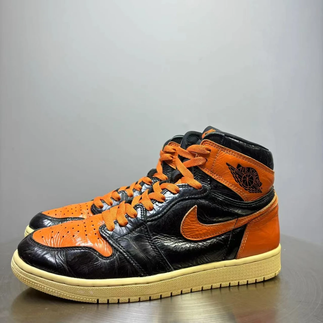 43码 AJ1猪油扣碎 黑橙球鞋 非原盒 9新 市场价2000
