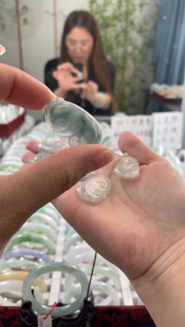 【闪购商品】翡翠吊坠(不含链)未镶嵌多样性发货 发一件