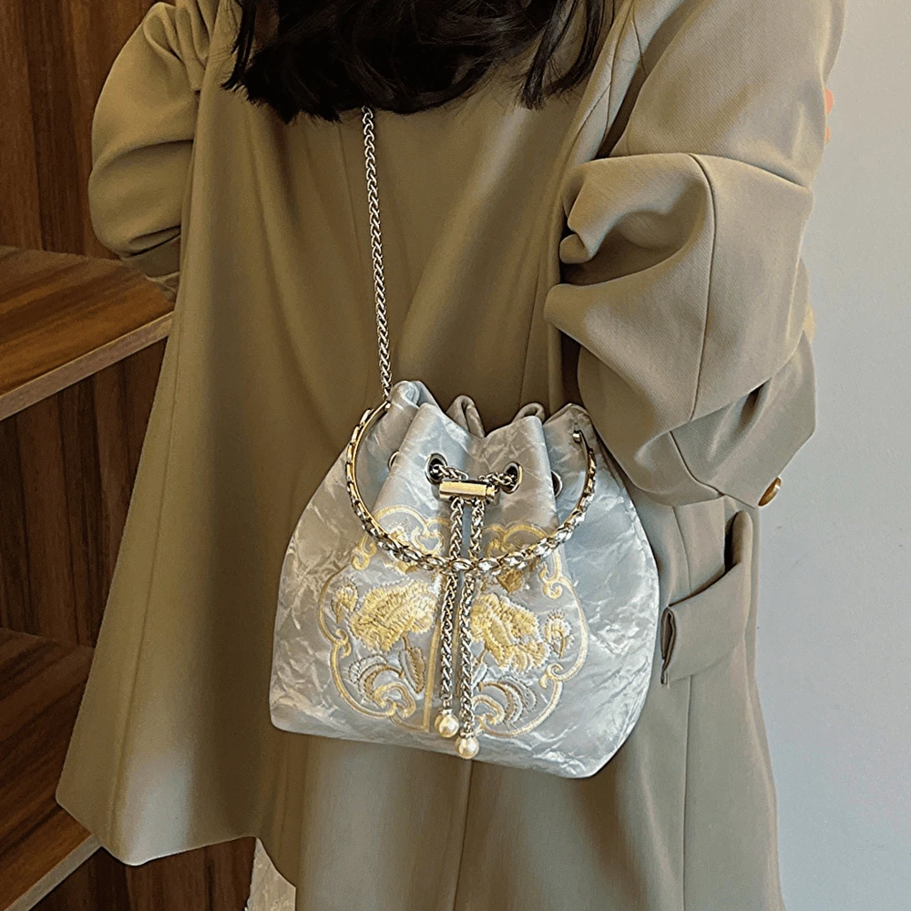 手拎新中式刺绣包包女2025夏季新款国风绣花时尚水桶包百搭斜挎包