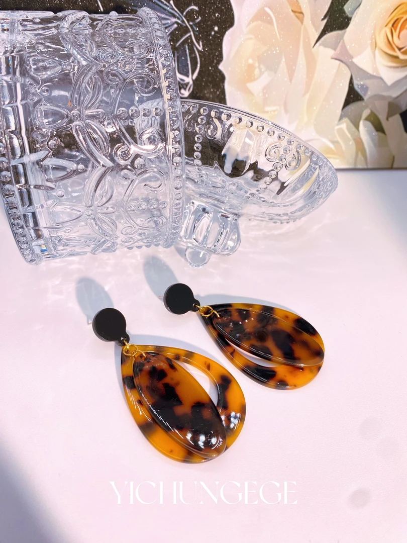 YI CHUN GE GE 铜合金耳饰 原创设计港风复古欧美简约时尚耳饰