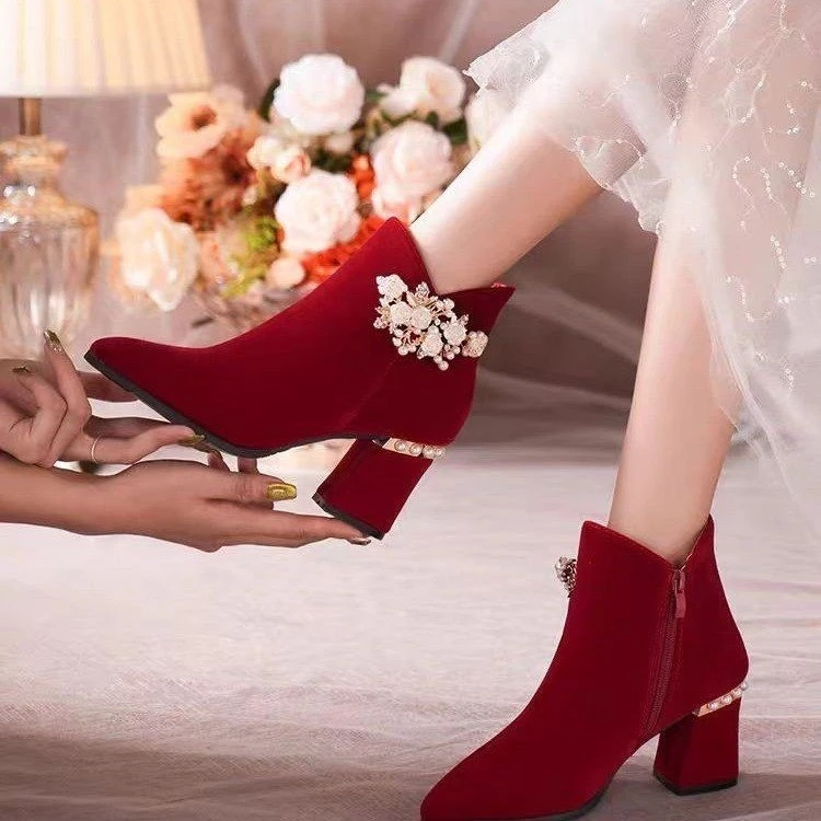冬天婚鞋女2024年新款粗跟加绒保暖结婚靴子女红色结婚新娘鞋低跟