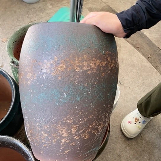 紫砂花盆口22高33，黑刷