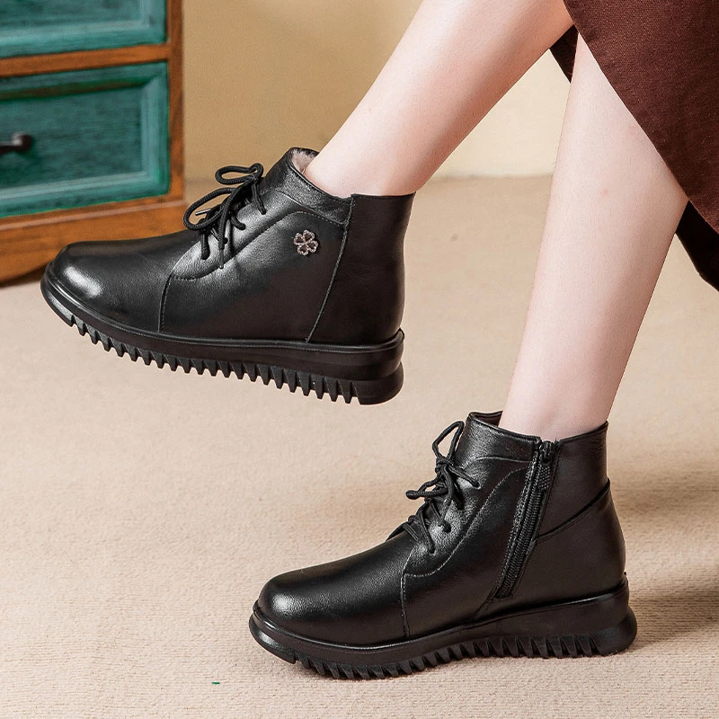 2024真皮妈妈棉鞋冬加绒加厚中老年短靴羊毛保暖老人鞋女防水防滑