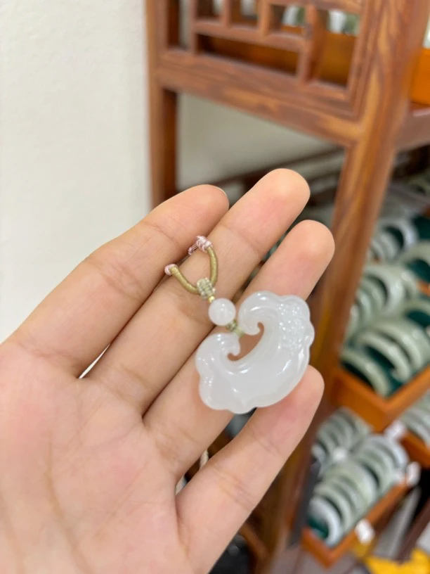 2040和田玉青海料如意锁 规格约：32.3*21*8.3 多样性发其一