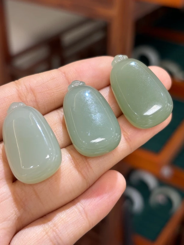 2182 和田玉青海料无事牌 规格约：30*17*10 多样性发其一