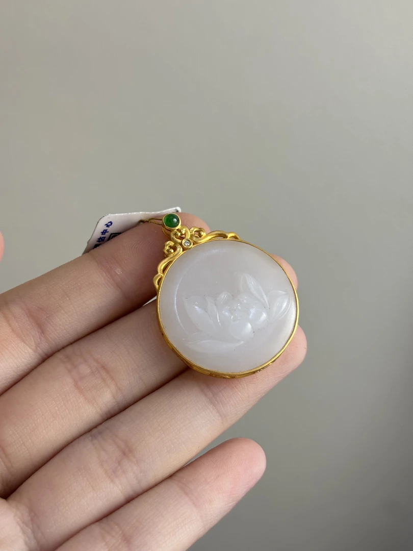 3286 18k金羊脂白玉 雕花吊坠 多样性发其一