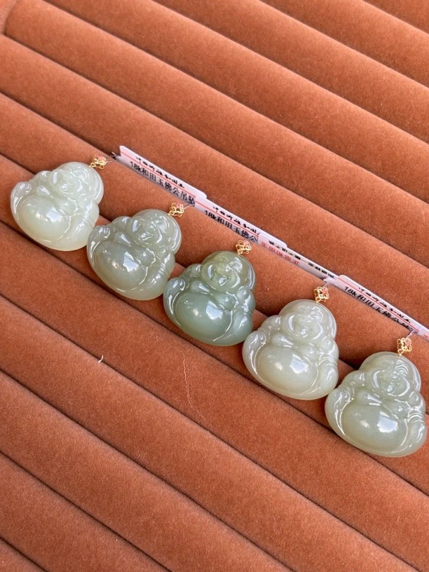 3312 18k金镶 和田玉佛公 规格约：25/25/9.8mm多样性发其一