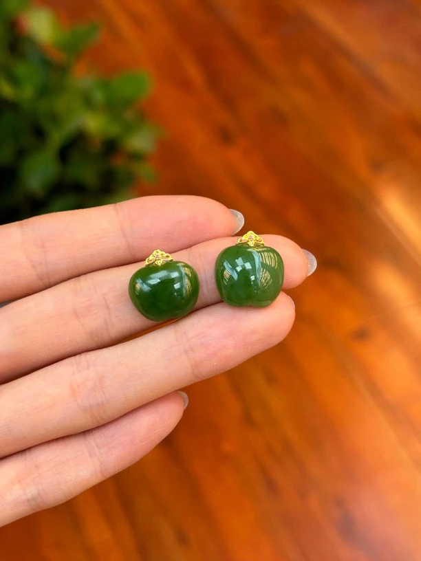 3460和田玉18k镶嵌碧玉苹果吊坠多样性发其一约15*15*4.4