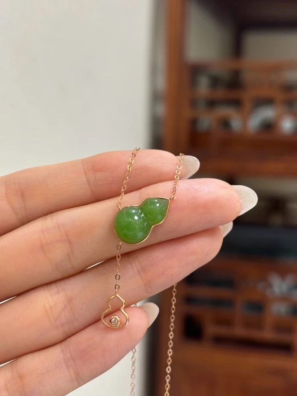 9915和田玉碧玉苹果绿葫芦吊坠18K金