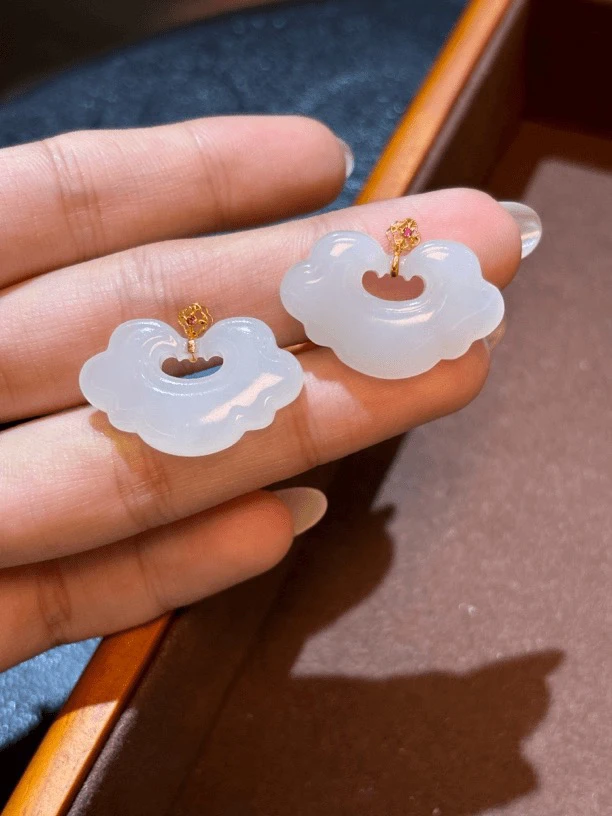 3014 和田玉羊脂白玉18K金镶如意锁规格：17.7*27.8*4.7 发其一